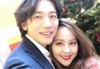 “いつの間に8回目”俳優キ・テヨン＆ユジン夫妻、クリスマスに甘い自撮り写真を公開（WoW!Korea）