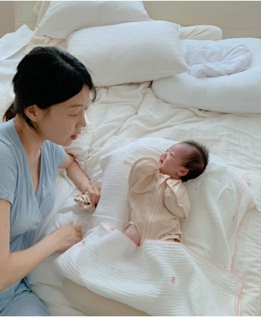 女優ハン・ジヘ、娘ユンスルちゃんとの2ショット写真を公開(WoW!Korea)