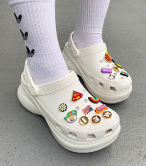 「厚底靴」「チビT」がZ世代女子でブーム！若者のファッションが「アムラー化」する理由(現代ビジネス)