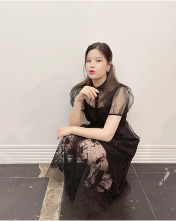 俳優イスの妻で歌手のLyn、お姫様の服でビジュアル自慢...ラブリーな人形のよう(WoW!Korea)