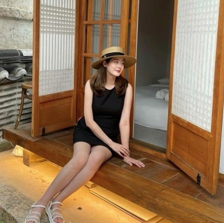 “7月に双子妊娠発表”ソン・ユリ（Fin.K.L.）、韓屋で余暇を満喫中…淑やか＆ラブリーな雰囲気漂うショット(WoW!Korea)