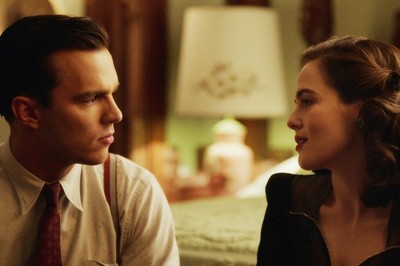 若きサリンジャーが大失恋、ニコラス・ホルト主演「ライ麦畑の反逆児」本編映像（映画ナタリー）