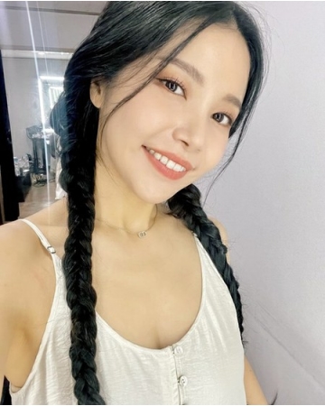 「MAMAMOO」のソラ、おさげ髪にワンピースで妖精のような姿(WoW!Korea)