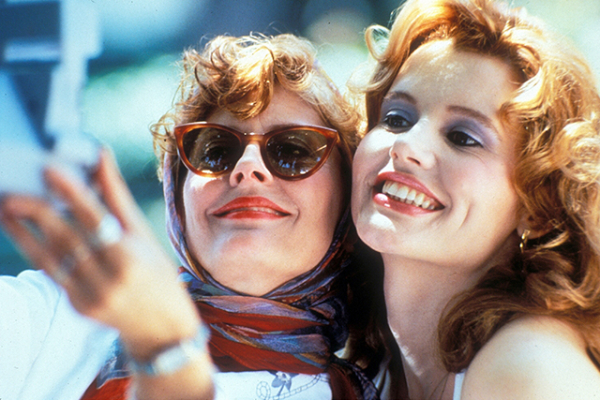 【「テルマ&ルイーズ」公開30周年】脚本家が訴えた「女性と正義」の関係、ブラピが演じた役にまつわる秘話(映画.com)