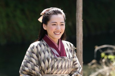 綾瀬はるか、自転車で“爆走”シーンに挑戦　久々の大河は「すごい作品」（クランクイン！）