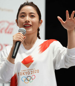 石原さとみ、完璧すぎる「開脚ストレッチ姿」を披露…その破壊力がすさまじかった…！(現代ビジネス)