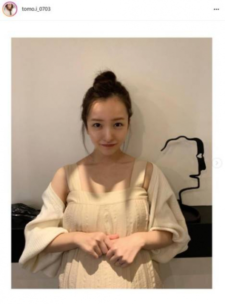 第1子妊娠中の板野友美、ふっくらお腹の微笑みSHOT公開＆心境を明かす「自分ひとりの身体じゃないので…」(E-TALENTBANK)