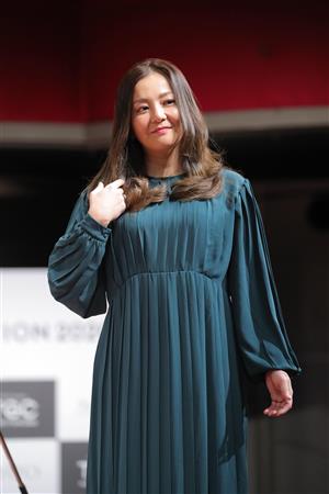 なんと安室奈美恵さん結婚発表と同じ衣装で登場もサイズは…華原朋美、オンライン会見で結婚報告(夕刊フジ)