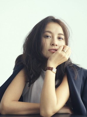 フリーアナウンサー・青木裕子、読者モデル時代・結婚式・出産・家族旅行など貴重なプライベート写真を公開（デビュー）