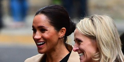 メーガン妃、2019年最初の公務はジャクリーン・ケネディ風スタイルで登場（ELLE ONLINE）