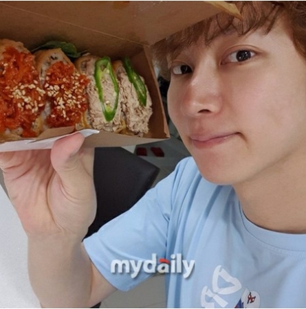 ヒチョル（SUPER JUNIOR）、出前アプリに自撮り付きで口コミ投稿…”レビューマンキム・ヒチョルです”(WoW!Korea)