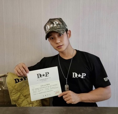 Netflixシリーズ「D.P.」公開間近の俳優チョン・ヘイン、「僕の聞き間違え？」入営通知書が届く!?(WoW!Korea)