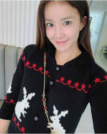 女優イ・シヨン、高級ブランドのバッグと一緒に9頭身のスタイルをアピール(WoW!Korea)