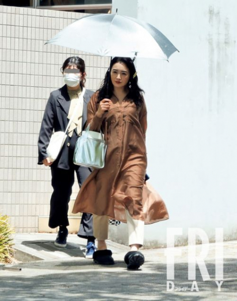 仲間、石原、本田翼、菜々緒…人気女優の「日傘姿」の圧倒的存在感(FRIDAY)