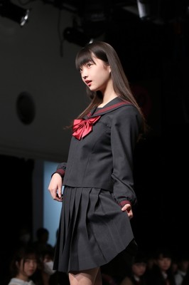 夢みるアドレセンスの高2メンバー・山下彩耶、セーラー服で制服アワードのランウェイに（デビュー）