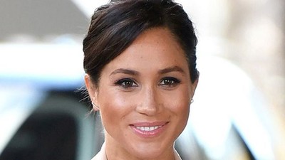 メーガン妃、さくら色のアンサンブルでロイヤル・ナショナル・シアターを公式訪問（ELLE ONLINE）