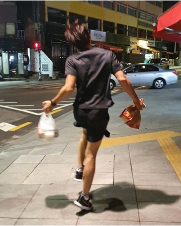 Rain(ピ)、両手に夜食を持ちワクワクする様子を公開…「なぜ財布を持ってきてしまったのか」(WoW!Korea)