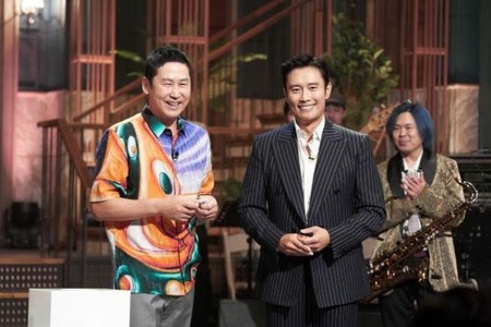 イ・ビョンホン、本日（9/4）スタート「SNLコリア」で初回ホストに…親友シン・ドンヨプとの共演で妻イ・ミンジョンに言及なるか？(WoW!Korea)