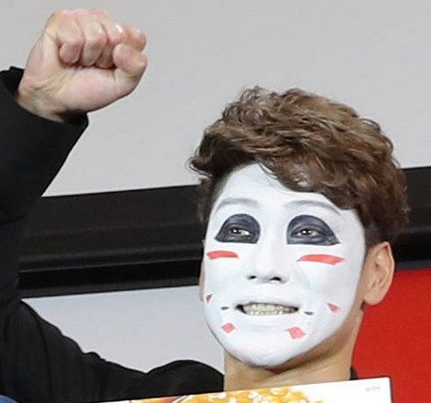 ゴールデンボンバー樽美酒研二9枚の写真 おふざけ満載のコメントで鬼龍院翔の結婚祝福(中日スポーツ)