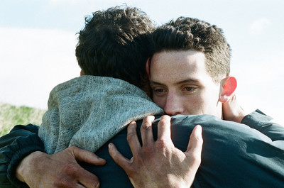 「ゴッズ・オウン・カントリー」求め合う2人の未公開写真公開　メッセージ動画上映決定（映画.com）