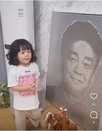 ペク・ジョンウォンの妻ソ・ユジン、娘のセウンちゃんと幸せな日常を公開…ハングルの勉強もパパの名前で(WoW!Korea)