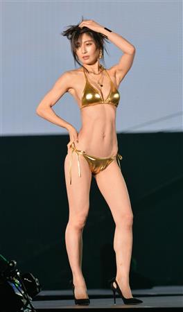 ステージ上でコートを脱ぎ…熊田曜子、黄金ビキニに興奮の声続々「39歳であのプロポーションは…」(夕刊フジ)