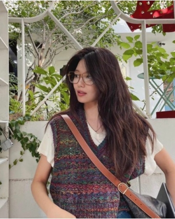 スヨン(少女時代)、メガネ姿に豊かなロングヘアがなびく美人ショット…同僚ユリも「乾かすまで55分はかかる」と共感(WoW!Korea)