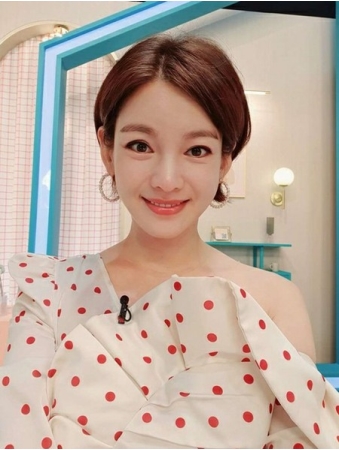 タレントチョン・ガウン、「BLACKPINK」ジェニーのドッペルゲンガー？「ジェニーのような肩を作ろうとしている」(WoW!Korea)