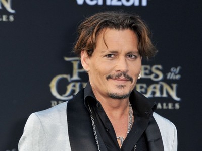 ジョニー・デップ、新恋人出現か　謎の若い女性と熱烈キス（クランクイン！）
