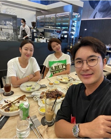 女優ファン・ジョンウム、誰と会ったかと思ったら…「天使へビンさん、サンタウリさんと」(WoW!Korea)