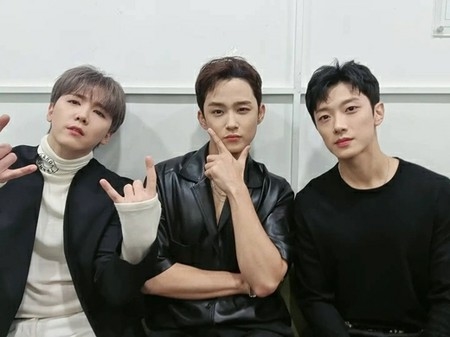 イ・ホンギ、「FTISLAND」の完全体を認証＝イ・ジェジン＆チェ・ミンファンとの3ショット公開(WoW!Korea)