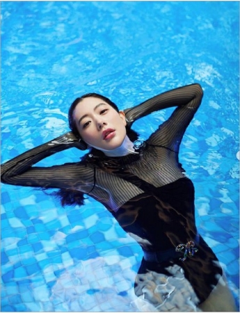 女優クララ、セクシーな水着姿と上品なドレス姿を同時に公開(WoW!Korea)
