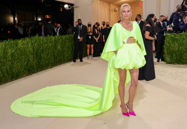 ダイアン・クルーガー、METガラでノーマン・リーダスから贈られた婚約指輪を披露(ELLE DIGITAL)