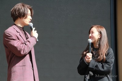 板野友美、再生数160万回　MV共演の塩野瑛久と裏話　朝キスは「どきまぎ」（MusicVoice）