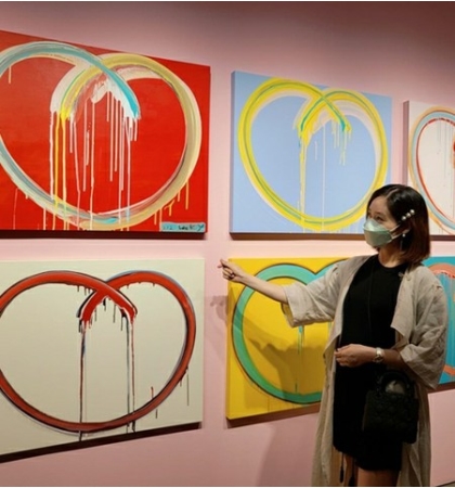 ソン・ユリ(Fin.K.L)、秋スタイルでゆったりと絵画鑑賞(WoW!Korea)