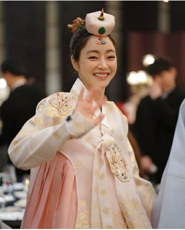 女優ソ・ヒョリム、美しい韓服姿で秋夕のあいさつ…「満月におねがいをしてみましょう」(WoW!Korea)