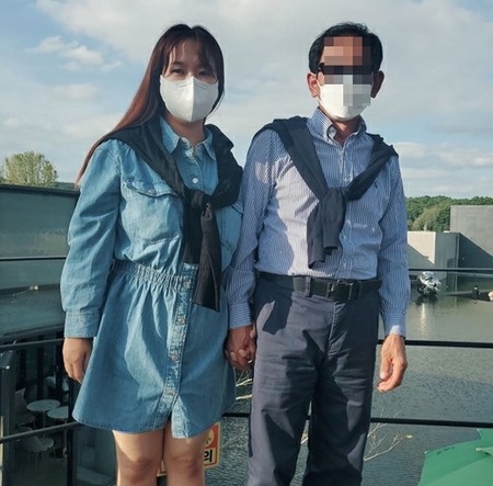 お笑い芸人ホン・ヒョンヒ、義父と仲良く2ショット…肩を組む様子も公開(WoW!Korea)