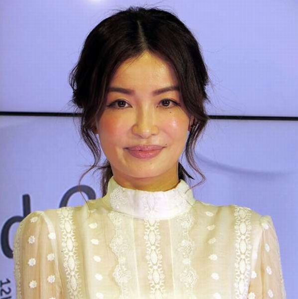 平子理沙がピンクヘアーにミニスカ姿…抗う50歳の