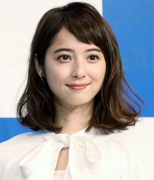 佐々木希の舞台会場で目撃! 4億円豪邸とセレブ幼稚園の謎を追い掛けるマスコミ車(日刊ゲンダイDIGITAL)