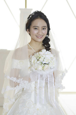 岡田結実、初ウエディングドレス姿を披露　共演者たちに「ほれるなよ～」（スポニチアネックス）