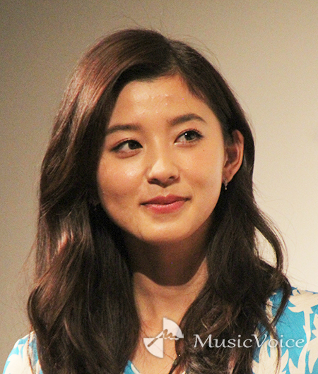 朝比奈彩、100均メイク挑戦　「流石」と好評　素顔も「可愛い」と絶賛(MusicVoice)