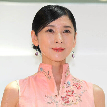 黒木瞳、ROLANDと「指ハート」で“おそろいコーデ”2ショット披露(スポーツ報知)