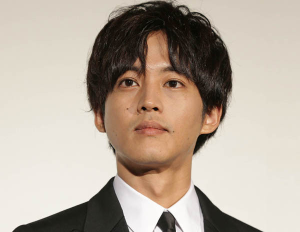 松坂桃李は映画4本にドラマ2本のフル回転…それでも飽きを感じさせない唯一無二の「存在感」(日刊ゲンダイDIGITAL)