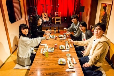 橋本絵莉子、完結後初仕事は又吉とMC　ゲストとの音楽談議に刺激　弾き語りも：レポート（MusicVoice）