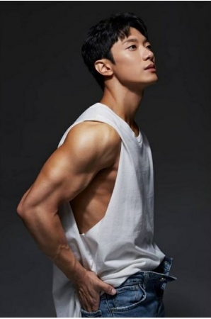 チェ・ミンファン（FTISLAND）、肉体美あふれるボディプロフィール公開(WoW!Korea)