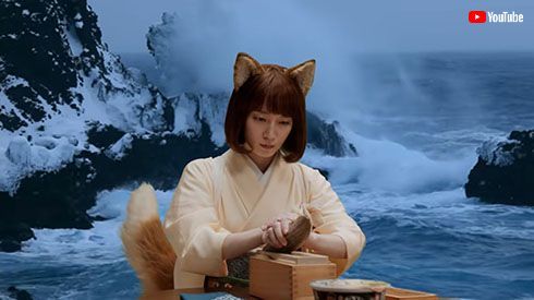 星野さんどこ……？　「どん兵衛」、鬼気迫るどんぎつねさんが“眼鏡”を放り捨てる意味深CMがもう「リアルごちゃ混ぜ」(ねとらぼ)