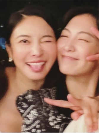 “ブーケを手に?”知英(元KARA)、憧れの存在NSユンジの挙式出席で感激の笑み…「最高のお姉さんだった」(WoW!Korea)