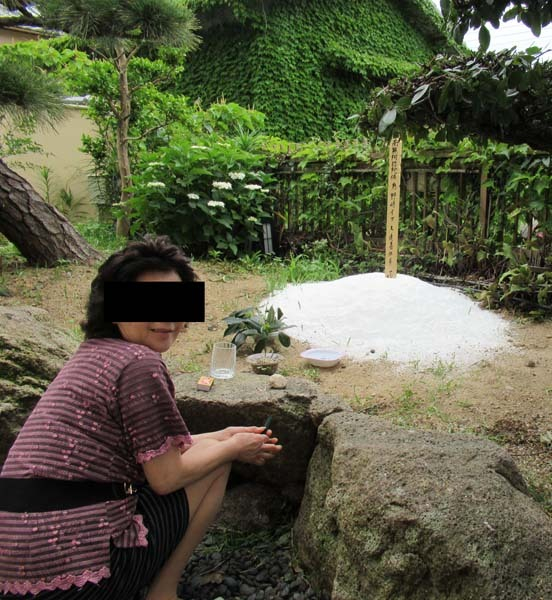 裏庭に土葬することになった愛犬イブ 早貴被告はゲームに夢中だった【紀州のドン・ファンと元妻 最期の5カ月の真実】(日刊ゲンダイDIGITAL)