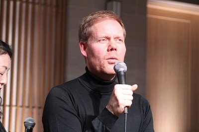 「ふたりの女王」音楽を手掛けた巨匠マックス・リヒター、ピアノ演奏で観客を魅了（映画.com）