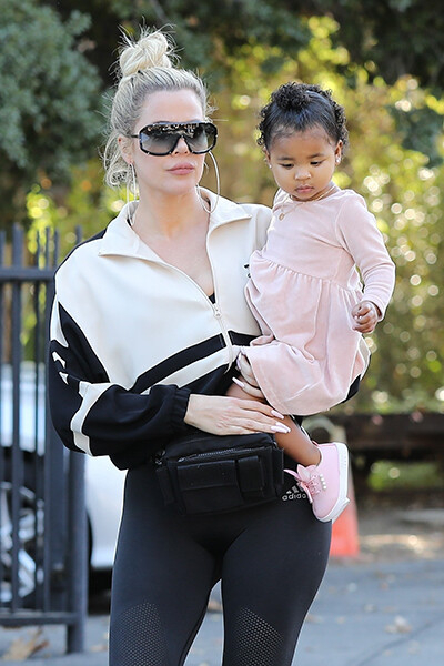 お菓子の袋にオムツ替えも！？ クロエ・カーダシアン、超ロングネイルでの生活スタイルについて語る。(フィガロジャポン)